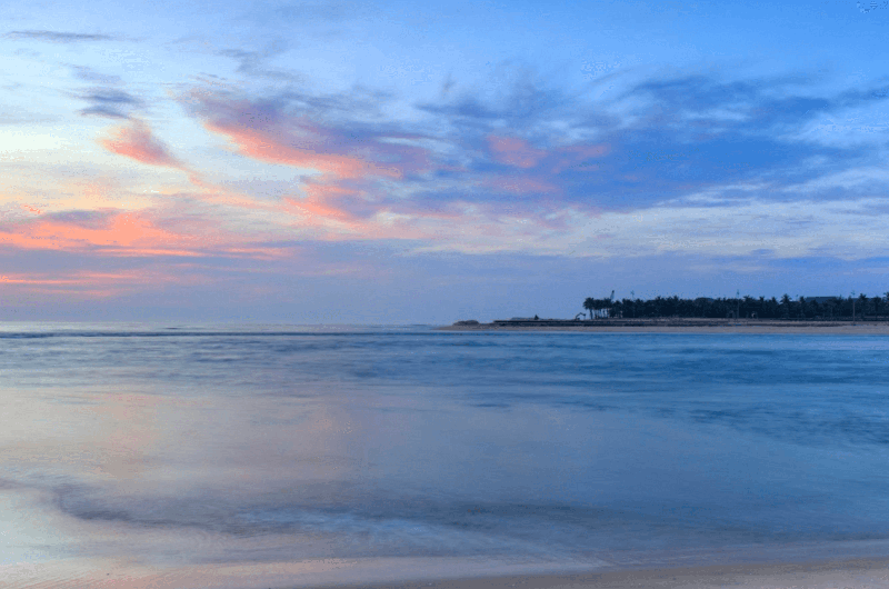 Bãi biển Nhật Lệ ở Quảng Bình với bờ cát trắng mịn và nước biển trong xanh, nơi du khách thư giãn tắm nắng và tắm biển trong chuyến tour quảng bình 3 ngày 2 đêm.